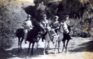 הרוכבים ליד שפך ואדי פאליק (נחל פולג) לים.