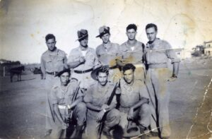 כפר שמריהו, 25 באוקטובר 1946, דב למטה מימין, ישראל כשר עומד שני מימין. מעט פרטים נוספים בשירבוט על גב התמונה.