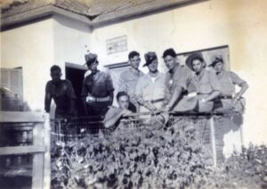 כנ"ל, אותה חבורה, כפר שמריהו 25 באוקטובר 1946, דב במרכז.