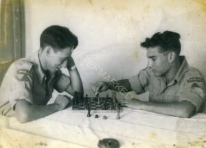 28 באוקטובר 1946, מ"ן (= משמר נע) אבן-יהודה (בכיתוב על גב התמונה). שלושה ימים לפני שחרורו משרותו בנוטרות, דב מימין וחבר בעת משחק שחמט. 
המשמרות הנעים היוו זרוע ניידת של משטרת הישובים העבריים אשר הוקמה ע"י שלטונות המנדט לאחר פרוץ "המרד הערבי הגדול" ב 1936. אף שהיתה זרוע רשמית וחמושה של השלטון, השליטה בפועל על הנוטרים היתה באופן מוחלט בידי ארגון "ההגנה".