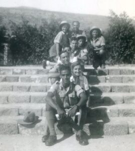 אותו טיול, הלל חמישי מהחזית, מרים שניה. 
את התמונות והמידע הרלוונטי מסרה לי מרים במהלך פגישות רבות שקיימנו לאורך השנים והידידות בינינו שצמחה בנסיבות הללו. בין התמונות גם כאלה שהועברו לידיה לאחר נפילתו של הלל, כפי שתתואר להלן.