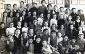 בית הספר של "המזרחי" ברחוב הרב מימון 28 בבני ברק, תמונה קבוצתית של כיתה ה' שצולמה ביום א' אדר ב' שנת ת"ש, 11 במרץ 1940. בנים ובנות ביחד, תמונת הרצל על הקיר ! זו הקרקע שהצמיחה את הצעירים והצעירות הנפלאים הללו וכאן עוצבה אישיותם של מי שלימים יתגייסו ויקחו חלק במערכה להקמת המדינה ... עד לאותו יום מר ונמהר בו נפלו מרביתם, בקרב הטרגי בעיראק אל מנשיה, בנר שני של חנוכה תש"ט.