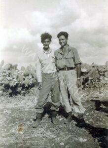 בני כרכור, בחייהם ובמותם לא נפרדו, בנימין פרח מימין וחיים רכס משמאל, ימים מעטים לפני נפילתם בקרב בעיראק אל מנשיה ביום 28 בדצמבר 1948.