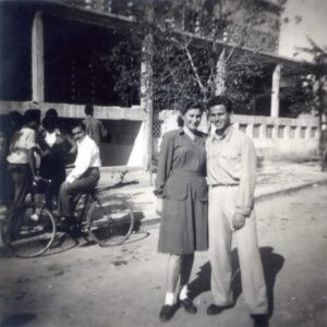 מפקד המחלקה אריאל אנקלביץ', נפל ביום 18 בינואר 1948, כאן, בגבעת רמב"ם עם ארוסתו שפרה פפר, ימים ספורים לפני נפילתו (חתונתם היתה אמורה להתקיים באותם ימים ממש !). 
אריאל נהרג בפעולה הראשונה של גדוד 33 במלחמה (מבצע "נזלת") ושמטרתה היתה השתלטות ופיצוץ מבנים בגבעה שלטת בכפר הערבי סלמה (כיום בשטח ביה"ס בליך ברמת גן) ממנה הוטרדו בקביעות ישובי הסביבה. לוחם נועז ומפקד לדוגמה, אריאל נפצע קשה כשהוא בראש הכח המסתער ונפטר ימים לאחר מכן, החלל הראשון של גדודו במלחמה.