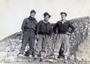 החבלן שלום רמפל, המכונה "שולה", מימין, נפל בעת משימת פרוק שדה מוקשים באורים (היא אימרה הערבית) ביום 21 באפריל 1949, בן 19 בנופלו. משמאל החבלן יהודה (שורץ) שחור, חברו של רמפל, שבאדיבותו התמונה.
