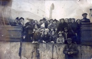 על האניה בדרך ארצה, 1925
משפחת שרייבר, בראשות יעקב (שני משמאל), עושה דרכה מפולין ארצה. מן הסתם, גם משפחת קסוינר עשתה את הדרך ארצה באופן דומה, מספר חודשים לאחר מכן. מסלול הנסיעה היה בד"כ ברכבת מלבוב לקונסטנצה ומשם באניה ארצה., לעיתים דרך נמל טריאסט שבאיטליה.