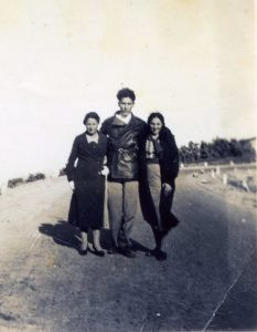 ביום החתונה של שלמה פינקלשטיין וסשה, 28.1.34
על רקע הכביש "הראשי". באמצע - צבי אחיו הצעיר של החתן, משמאל - לאה (לבית אליישברג) הגיעה לג'דה לחתונת חברתה הטובה סשה והכירה, התאהבה והתחתנה עם צבי. מימין - פרומה גייזלר (לבית זלוצקי) חברה ובת דודה של הכלה.