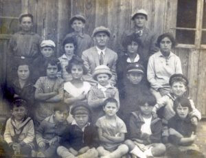 ילדי ג'דה עם המורה זלמן ילין, 1929
ילין (1906-76) איש ירושלים היה מורה בג'דה שנה 1 בלבד. מידע אודותיו נמסר לי בפגישות עם אחיו עמנואל בשנת 2008. למעלה מימין: מרקוס גוטביר, ? , יוס שרייבר, שורה 2: שניה צפורה שרייבר. שורה 3: ראשון צביקה נדל, רביעית בלה שרייבר. תחתונה: רביעי אבא, אחרון טוביה נדל.