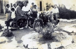 יהושע טורנר על אופנוע הסנבים שלו, 1933
אבא מאחוריו ויצחק שטדמאואר מלפניו. שוטר ערבי על האופנוע משמאל, מימינו בחולצה לבנה סבא, ומשמאלו בחולצה לבנה סבתא. דבורה טורנר שטדמאואר קיצונית משמאל. בשלב מסוים, אבא (שהיה "חולה הגה" מגיל צעיר) "סחב" ליהושע את האופנוע, התנגש איתו בקיר מפעל הטקסטיל והרס אותו.