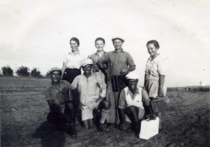 לא ברור לאן פניהם מועדות
עומד שני מימין, פנחס ויינברג. יהודי בשם אברהם שבט מנהלל, מחלוצי התחבורה בעמק, הפעיל קו הסעות לחיפה החל משנת 1924, עוד בטרם הפעילו הערבים את קו נצרת חיפה.