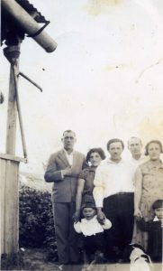 1932
מימין: מירצ'ה ויוסף ברזניצקי ובתם עדה, ארצ'יק ורבקה מרקוס ובנם צביקה, שלמה פינקלשטיין. מש' מרקוס עזבה את ג'דה והקימה את ביתה בכפר גנים שליד פתח תקוה. הבן צביקה נפל במלחמת השחרור בקרבות רמת רחל.