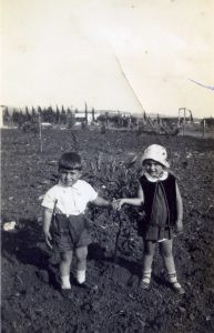 גם כן בנהלל
צביקה מרקוס, יליד 1929, בן גילה של עדה, נפל במלחמת השחרור בקרבות רמת רחל והוא בן 19. עדה היא מקור ידע והשראה בשבילי בעריכת הארכיון.