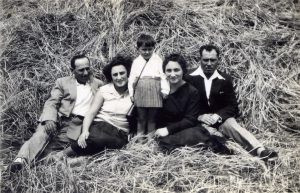 בגורן. מתוארך: 27.4.1932
מימין: שלמה פינקלשטיין, יוכבד לנגבורד, עדה, מירצ'ה ויוסף ברזניצקי. אנשי העליה הרביעית "הבורגנים" המשיכו לשמר את קוד הלבוש הארופאי גם בתנאים הבלתי אפשריים בארץ ישראל וגברים לבושים בחליפות נראים תדיר בתמונות גם בפעילות היום יום ועל אחת כמה וכמה בארועים חגיגיים