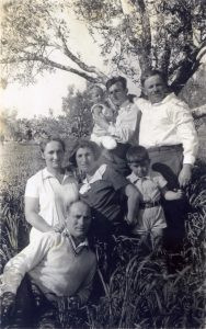 1933
למעלה מימין: ארצ'יק מרקוס ובנימין לוין מחזיק את התינוק ממה לנגבורד בזרועותיו. באמצע: הילד צביקה מרקוס, אמו רבקה ויוכבד לנגבורד. למטה: יהושע טורנר.