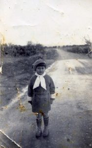 עדה ברזניצקי על הכביש בג'דה 1933-34
הכביש לחיפה שעבר בתוך המושבה ממש היה אטרקציה לכל דבר וענין שכן הוא נסלל זמן לא רב לפני כן והיה מפעל ציוני כביר לתקופתו. עדה (הורוביץ לאחר נישואיה) ילידת ינואר 1929, בידיעותיה, זכרונה ואישיותה, היוותה לגבי השראה ראשונה במעלה בתעוד החיים במושבה.