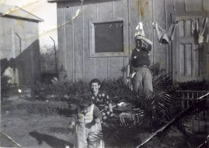 סשה פינקלשטין
סשה (במרכז) בעת ביקור בג'דה, ככל הנראה זמן לא רב לאחר עלייתה ארצה ב 1932.