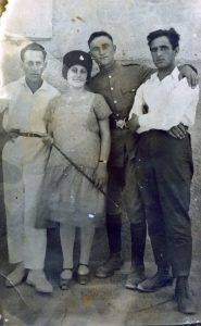 קבלת פנים עם ההגעה ארצה
מירצ'ה ביום רידתה מהאניה בחופי הארץ בנמל יפו, ערב שבועות 1927. בעלה יוסף ברזניצקי שעלה ארצה לפניה כדי להכין את הקרקע, משמאל, משה לנגבורד ידידה הקרוב (שהספיק בינתיים לעשות קורס שוטרים מנדטורי), מצידה השני ואחיה הצעיר צבי, מימין. משם עשו דרכם לג'דה.