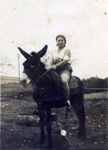 לאה פינקלשטיין
הגיעה לג'דה לחתונת חברתה הטובה סשה עם שלמה פינקלשטיין, התאהבה בצבי אחיו של החתן ונשאה לו מאוחר יותר.