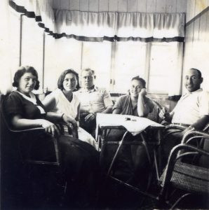 1933, בתוך הצריף של סשה ושלמה
עדה זוכרת היטב את ריהוט הקש שבתמונה. מימין: יוסף ומירצ'ה ברזניצקי, שלמה וסשה פינקלשטין (טרם נישואיהם) ועוד אורחת לא מזוהה.