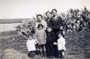 כיתוב מאחור: ג'דה, פסח תרצ"ה (18.4.1935)
מימין: חנה זוכובסקי (לבית צמחוביץ', אף היא ממשפחות המייסדים) ובתה חיה. חנה וזליג זוכובסקי (שינו את שמם לאדירי) עזבו את ג'דה ב 1936 והתיישבו בכפר ויתקין. סבתא הדסה וינצ'ו, מירצ'ה ושתי בנותיה עדה ורחלה.