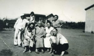 ליד הצריפים, 1935
משה לנגבורד מימין עם ממה בנו ואשתו יוכבד לידם, בתיה פינקלשטין במרכז ובתה מירצ'ה ברזניצקי לידה. עדה בתה על ברכיה. הזוג עם הילדה למעלה לא מזוהה. הסבתא בתיה ודוד בעלה, הצטרפו לילדיהם מירצ'ה, שלמה וצבי, שעלו ארצה לפניהם.