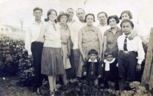 1932
המבוגרים מימין: שניה ושלישי רבקה ואהרן (ארצ'יק) מרקוס ובנם צביקה למרגלותיה, מירצ'ה ויוסף ברזניצקי ובתם עדה למרגלותיה, שלמה פינקלשטיין אחיה של מירצ'ה. בית האפנדי ברקע משמאל.