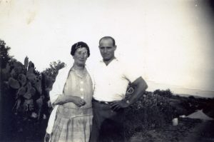 יהושע טורנר ואמו רבקה.
יהושע ואחותו דבורה עלו ארצה עם אמם האלמנה רבקה. לצורך העליה נישאה האם לגיס שלה, צבי ויינברג, אף הוא אלמן עם שלושה ילדים מנישואיו הקודמים. ויינברג נפטר זמן לא רב לאחר הגיע המשפחה לג'דה. יהושע ואמו הפעילו את חנות המכלת המיתולוגית בג'דה. יהושע נפטר ב 1988.