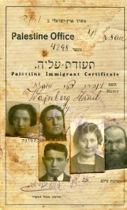 תעודת עליה מ"המשרד הארץ ישראלי" בוורשה.
מאי 1925, תמונות העולים צבי ויינברג ובנותיו שינדלה (יפה) ופיגה (בתיה). בנו פנחס עלה ארצה חודש מאוחר יותר. אשתו של צבי (נישואים שניים שלה ושלו), רבקה טורנר, וילדיה יהושע ואסתר דבורה (תמונתה נפלה מהמשבצת שלה). מוצגים כאן רק הדפים הרלוונטיים של התעודה.