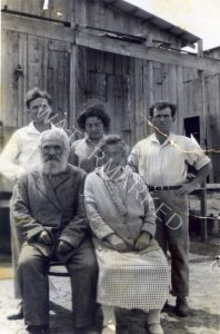 ב 1930 המשפחות מתאחדות בנישואין.
פנחס ויינברג, עומד משמאל, עם אשתו הטרייה פרומה לבית פרידמן, אחיה משה מימין. יושבים, הורי הכלה, יוסף אייזיק וציפה פרידמן. תעודת הנישואין של השניים מצורפת כאן. ב 1931, כשנה לאחר שצולמה תמונה זו, עזבו שתי המשפחות את ג'דה והתיישבו בבני ברק.