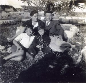 הדסה וצבי והילדים יעקב ומרדכי
סבא עבד בהדברה אנטי מלרית בקישון עבור שלטונות המנדט ובשמירה בישוב. סבתא ניהלה מסעדת פועלים בביתה הצר והמקום הפך מוקד התכנסות לכל דיכפין. שניהם וכן הילדים, דברו ערבית שוטפת.