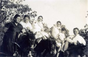 סוף 33 תחילת 34
מימין: סבא, ינצ'ו, רחל, דבורה, אבא וסבתא על החמורים הקפריסאיים הגדולים. רחל ילידת 1912, נפטרה 1994.