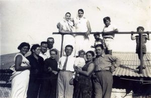 1934, רחל למעלה במרכז וחברתה דבורה לידה
למעלה מימין: ינצ'ו ואבא מרדכי. למטה: דב גולדברג, יוכבד לנגבורד ובנה אברהם (ממה) בידיה, (היא ובעלה משה התגוררו בעפולה והיו באים לבקר חברים בג'דה לעיתים מזומנות).  סבא צבי. סבתא הדסה שניה משמאל וקצת מעל כולם, קרוב השפחה, בצלאל (צלק) אורמן.