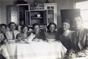 1937, בבית מש' שטרן בנתניה. משמאל:
מלכה, צילה ויוסף שטרן, חיה חברתה של רחל, פרנס (אשתו ו 3 ילדיו חזרו לפולין זמן קצר לאחר עליתם ארצה ונספו בשואה), רחל הבר. רחל וחיה התגוררו באותה שנה בחדר בבית שטרן ועבדו בפרדס. מש' שטרן מצ'רניוב שליד סטניסלבוב, עלתה ארצה במאי 35. בין מש' שטרן ומש' הבר קשר דם.