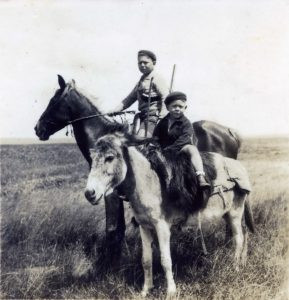 1935
אבא על הסוס וינצ'ו על החמור. מגיל "אפס" רכבו ואחזו בנשק.