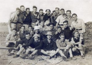 בין המצולמים:
"ג'דה" שלישי מימין בשורה עליונה, צבי אברמסון שישי, רפי ("פוליק") שקלרש שלישי מימין בשורה אמצעית, גבריאל טריוואקס משמאל, יענקלה ארז (בלכוביץ') במרכז השורה התחתונה עם כובע שעם, אלי אבני משמאל.