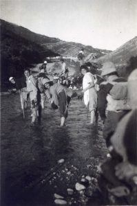 משמאל: בת שבע חרובי, זיוה לימים אשתו של צבי אברמסון, חיה בדנר (ירושלמי) מתכופפת.