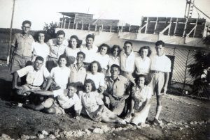 הנוטרים מארחים את בנות ויצ"ו נחלת יצחק בתחנה.
חבורה מהודקת זו של חברים בלב ובנפש עשו כברת דרך משותפת לפני ובמהלך מלחמת השחרור, חלקם מסרו את חייהם במאבק להקמת המדינה. ראו מקרא המצולמים והערות בנספח.