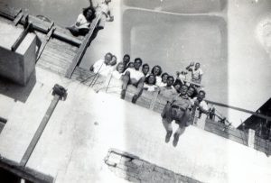 על גג התחנה במצב רוח מרומם.