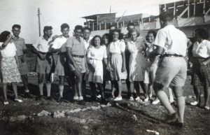 הנוטרים חוגגים עפ בנות ויצ"ו נחלת יצחק.
ניתן לראות בתמונה את הגג ועמדות השמירה בתחנה. משמאל: זרובבל וולמן (שלו) חובש משקפיים, מרדכי ("ג'דה") קסוינר (עופר), בנימין פיש, יחיאל פרסיל, אליעזר ("פיטוסטה") דובדבני ורן אלדמע עם הגב למצלמה.