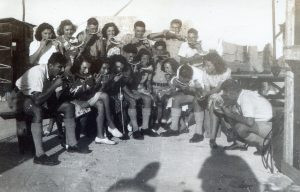 כל הבחורים לבושים ב"אופנת" הזמן:
מכנסי חאקי קצרים, חולצות לבנות או חאקי וגרבי צמר ארוכים בצבע חאקי ... למעלה ומשמאל: הלל ריינר שנפל בקרב יום לפני הקמת המדינה, מנחם בן אמוץ, זרובבל שלו ויואב כהן. למטה משמאל: מרדכי עופר, תמר גלס שכינויה "האיטלקיה" והבחורים בנימין פיש, יחיאל פרסיל, ?, רן אלדמע.