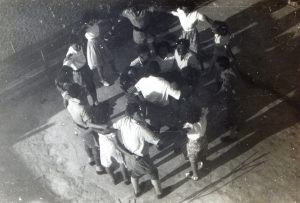 חוגגים במעגל "הורה" !
הפשטות והיופי בחגיגת הצעירים חדורי-השליחות הללו הם סמלה של התקופה.