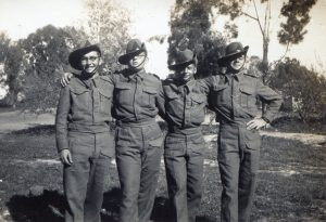 בהופעה מוקפדת כפי שנדרש בצבא הבריטי ....
מימין: מנחם פרצ'ונוק (בן אמוץ), יואב כהן, אליעזר דובדבני וזרובבל וולמן (שלו). בסתיו 1946, לאחר שנתקבל ללימודים באוניברסיטה העברית, עזב מנחם פרצ'ונוק את בית הוריו בשכונת חאפ בגבעתיים ועבר לירושלים. שם גם "תפסה" אותו המלחמה בכל עוצמתה שנה לאחר מכן.