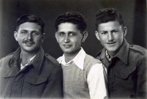 1944, חברים בלב ובנפש:
הנוטרים יעקב ("יענקל'ה") בלכוביץ' (ארז) מגבעתיים מימין וג'דה משמאל. רפי ("פוליק") שקלרש מכפר אז"ר, במרכז, אף שהיה חבר "הגנה", לא היה נוטר וגם לא חויל במלחמת השחרור כי היה מגויס לתעשיית הנשק.