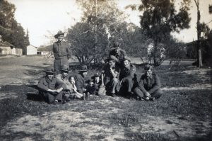 שעור נשק במקלע "לואיס".ה"לואיס" האמריקאי היה המקלע הקל המרכזי של צבאות בריטניה במלחמת העולם הראשונה. מכיוון שנתיישן, הועבר לשימוש נרחב בפלוגות "המשמר הנע" של הנוטרים והורכב באמצעות חצובה על גבי הטנדרים. קורפורל בריטי יושב שני משמאל.