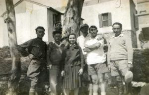 מקבוצת המיסדים, החזית המערבית של הבית הגדול.
18 גברים ועוד זוג נשוי אחד, התגוררו כקומונה בבית הזה מ 1930. הם עבדו כשכירי יום בכל מיני מקומות וב 1933 עברו לישוב הקבע. מימין: גרשון בית הלחמי, ברוך הרצינשטיין, ליפא גולדברג, שרה אשתו הראשונה של חיים בן צבי שנפטרה אחרי לידה, בן צבי, ?. למעלה שרגא הולנדר.