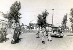 בן גוריון סוקר מסדר במחנה 21 בבית ליד, יולי 1948.