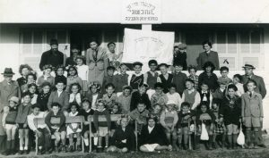 בית הספר תחכמוני, ט"ו בשבט, 7.2.1940. בית הספר הדתי ניצב היה בפינת הרחובות ריח השדה (כיום רח' זימן) פינת ברוריה. מימין המורה דב כספי ולידו חיים בן משה. למעלה, שני משמאל, שמואל יוסף מאירקרפס (בן משה), אבא של חיים. כל התמונות בסדרה זו הן של שנתון ילידי 1930 בקרוב.