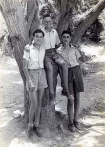 נחלת יצחק 1941. ישראל אטלס (אח של בני), אהרן בירנבוים (נפל במלחמת השחרור בקרב על כפר סבא הערבית), צבי (הניו) בן משה.