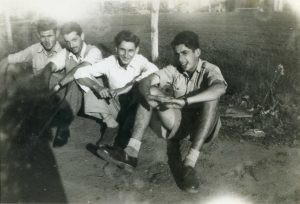 חברים טובים. מימין: יצחק זיסר, חיים בן משה, אשר זיסר ויעקב ("ינצ'ו") עופר (קסוינר).