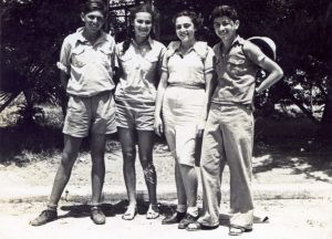 החברים מנחלת יצחק, 1940. מימין: בני אטלס, ניצה (בלומה) שוורץ, חיה שרייבר וג'דה. ניצה (אביה היה סוחר דגים מיובשים/משומרים אמיד) היתה חברתו של אבי, עם חיה, בתו הצעירה של שרייבר (מנישואיו השניים), המשפחות רצו שיתחתן. אמא של בני, בריינדל, היא בתו הבכורה של שרייבר (מנישואיו הראשונים).